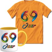 69 Jaar Vrolijke Verjaadag T-shirt met mok giftset Geel | Verjaardag cadeau pakket set | Grappig feest shirt Heren – Dames – Unisex kleding | Koffie en thee mok | Maat M