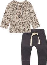 Noppies - Kledingset - 2 delig - Broek antraciet grijs - Shirt Taupe met panterprint - Maat 62