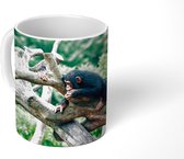 Mok - Jonge chimpansee in de jungle - 350 ML - Beker - Uitdeelcadeautjes