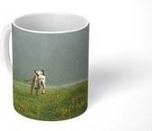 Mok - Koffiemok - Een hond rent door de velden - Mokken - 350 ML - Beker - Koffiemokken - Theemok