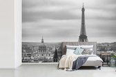 Behang - Fotobehang Luchtfoto van de Eiffeltoren in Parijs - zwart wit - Breedte 330 cm x hoogte 220 cm