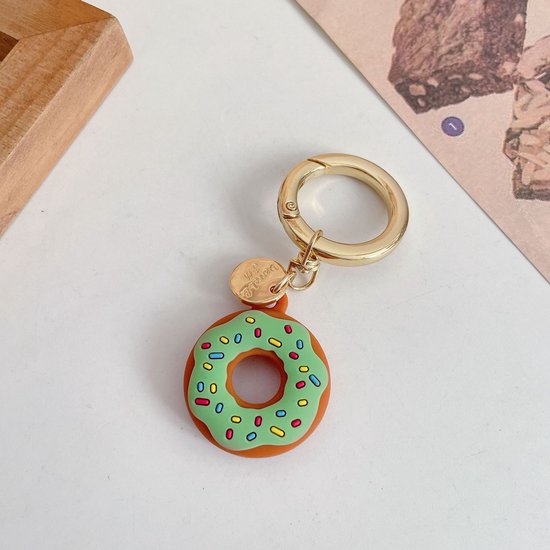 Groene donut sleutelhanger met gekleurde hagelslag en gouden ring.