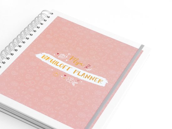 Close-up van een koraalkleurige ringband-planner met gouden tekst 'Myn Bruiloft Planner'.