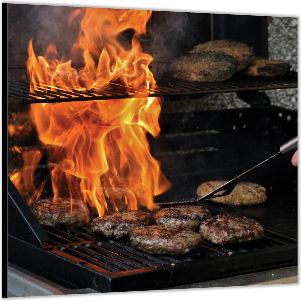 Dibond –Burgers en Vuur op de Barbecue – 100x100 Foto op Aluminium (Wanddecoratie van meta