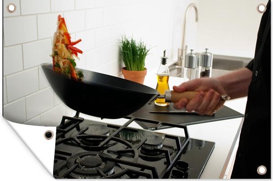 Homme cuisine avec un wok affiche de jardin 60x40 cm - petit - Tissu de jardin / Toile d'extérieur / Peintures pour l'extérieur (décoration de jardin)