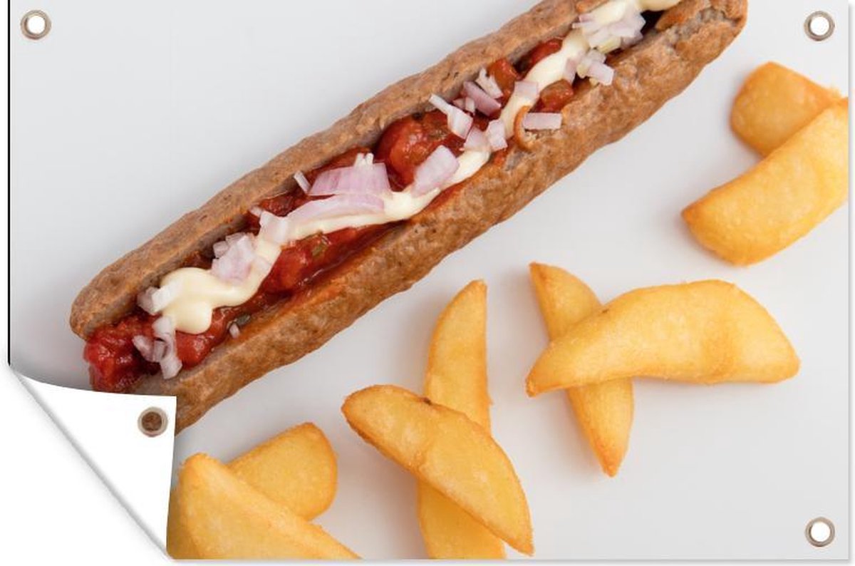 Tuinposter Frikandel Zalige frikandel speciaal met patat op een wit bord Tuinposter... Tuinposter Frikandel Zalige frikandel speciaal met patat op een wit bord Tuinposter...