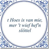 Tegeltje met standaard - t Hoes is van mie, mer 't wief hef'n slöttel