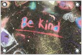Tuinposter –Stoep onder Gekleurd met Stoepkrijt met tekst ''Be Kind''– 60x40 Foto op Tuinposter (wanddecoratie voor buiten en binnen)