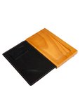 Zwart leren kassa doosje met een houten houder en een vak voor papiergeld.
