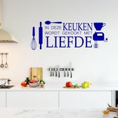 Muursticker In Deze Keuken Wordt Gekookt Met Liefde - Donkerblauw - 120 x 45 cm - bedrijven nederlandse teksten keuken
