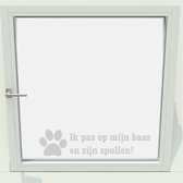 Ik Pas Op Mijn Baas - Lichtgrijs - 62 x 15 cm - raam en deur stickers - honden raam en deur stickers