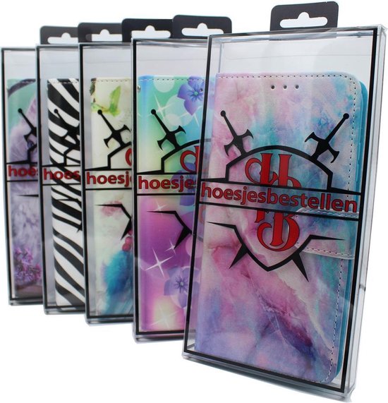 Rij van vijf telefoonhoesjes in transparante verpakking, met diverse prints: bloemen, zebra, aquarel en zwaarden.