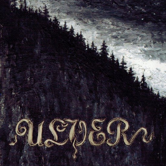 De donkere, bosrijke helling van een berg met de tekst "ULVER" in gouden sierletters.