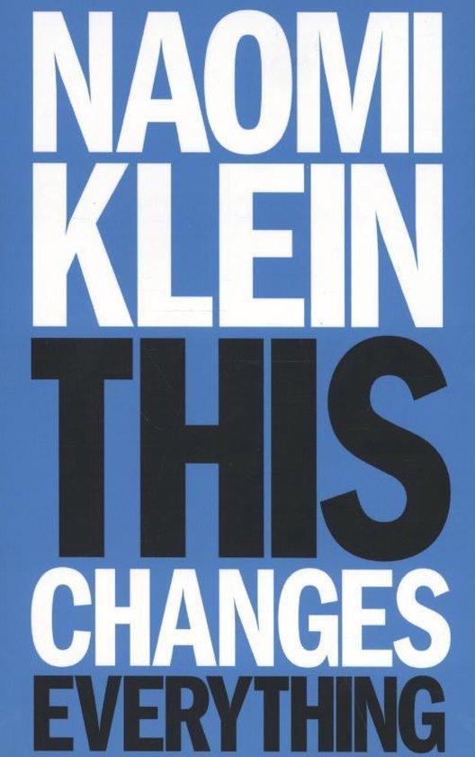 Boekomslag met blauwe achtergrond en witte en zwarte tekst: NAOMI KLEIN THIS CHANGES EVERYTHING.