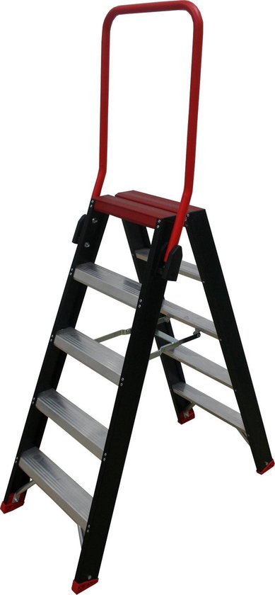 Zwarte magazijntrap met rode handgreep en aluminium treden.