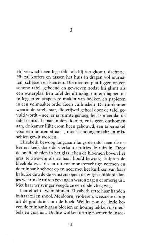 Pagina met tekst over Elizabeth die een tafel in de tuin onderzoekt.