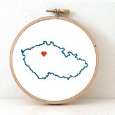 Czech Republic borduurpakket  - geprint telpatroon om een kaart van de Tjechië te borduren met een hart voor  Praag  - geschikt voor een beginner
