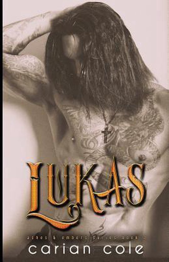 Man met lang haar en tatoeages op borst en armen, met het woord LUKAS in grote letters.