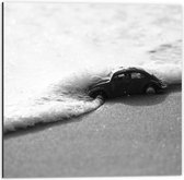 Dibond - Aangespoeld Speelgoed Autotje (zwart/wit) - 50x50cm Foto op Aluminium (Wanddecoratie van metaal)