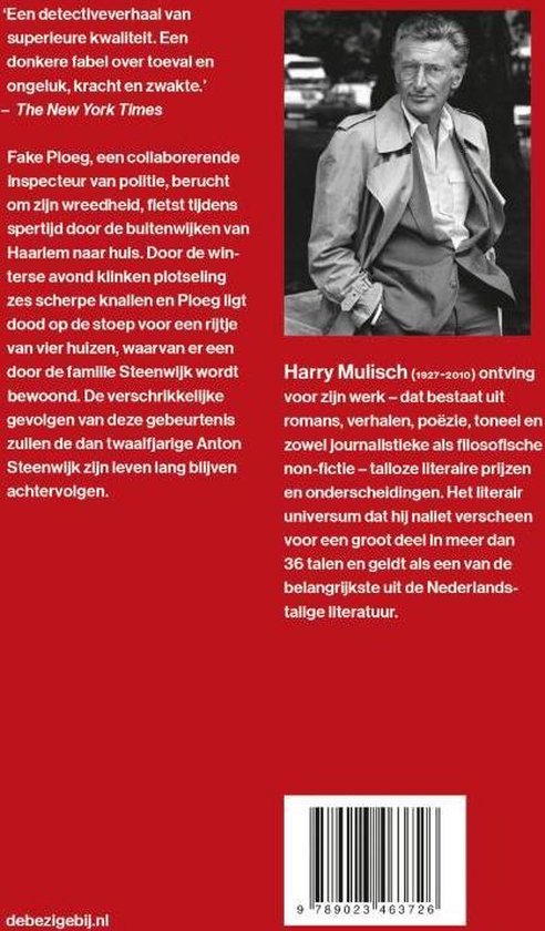 Achterkant boek met foto van Harry Mulisch in trenchcoat. Tekst over zijn werk en een samenvatting van 'De Aanslag'.