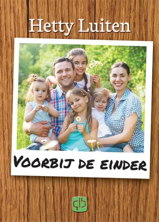 Een gezin van zes met twee ouders en vier kinderen in de buitenlucht. De titel 'Voorbij de einder' en de naam 'Hetty Luiten' staan op de foto.