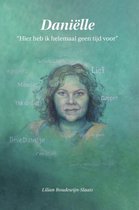 Boekomslag met portret van Daniëlle in groentinten, met woorden zoals 'lief', 'moedig' en 'creatief'.