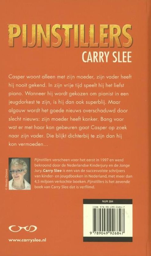 Achterkant boek 'Pijnstillers' van Carry Slee, met oranje achtergrond en tekst.