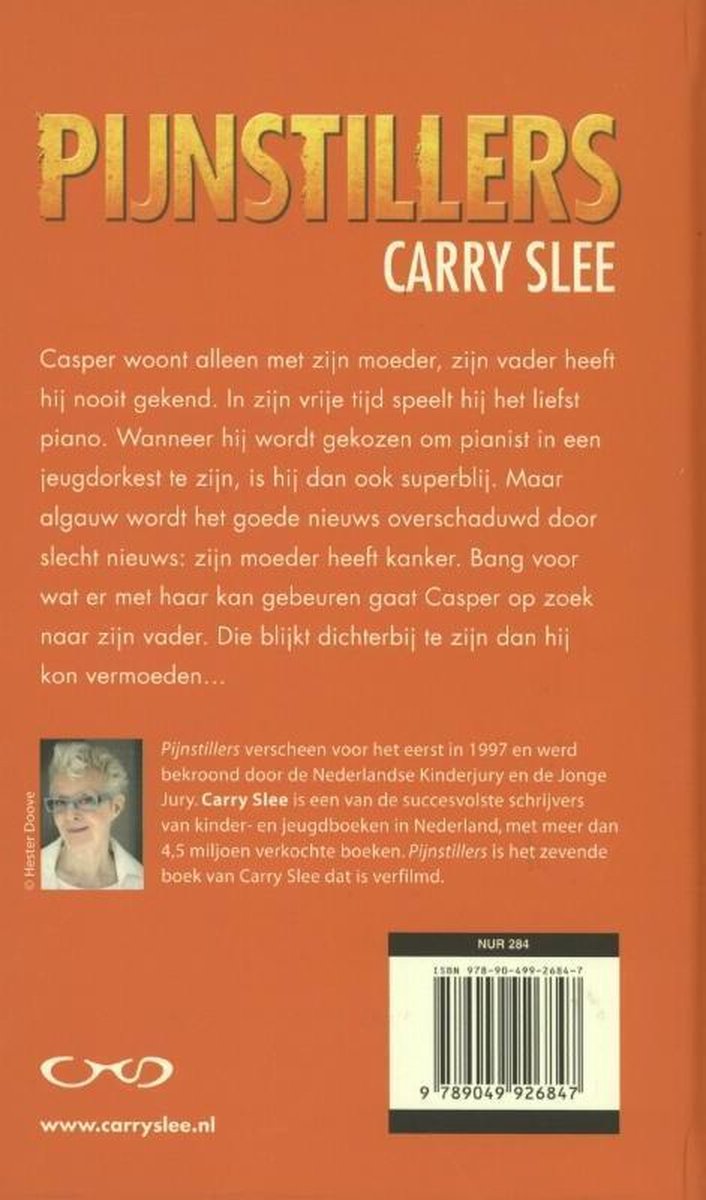 Achterkant boek 'Pijnstillers' van Carry Slee, met oranje achtergrond en tekst.