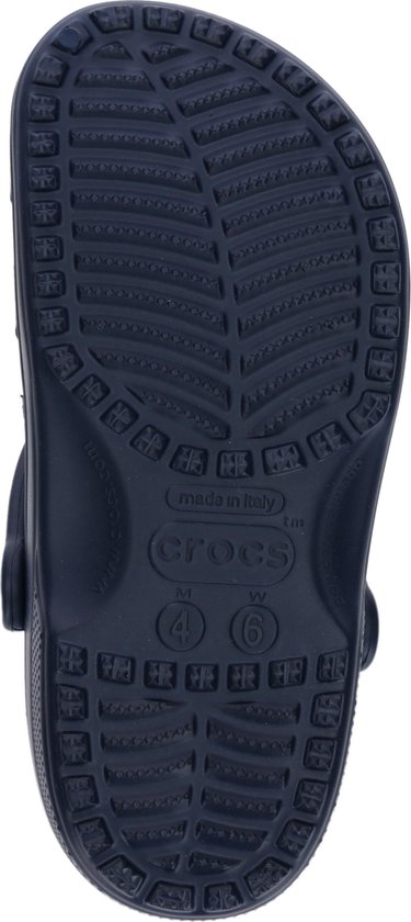 Semelle extérieure d'un sabot Crocs bleu marine. 'Made in Italy' est inscrit.