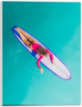 Forex - Bovenaanzicht Vrouw op Surfplank - 30x40cm Foto op Forex