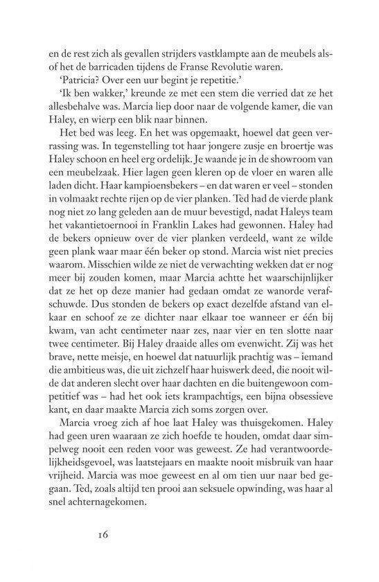 Kleine lettertjes op een pagina uit een boek.
