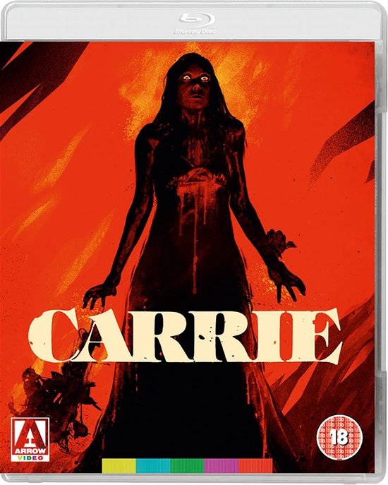 Angstaanjagende vrouw in een vloeiende jurk, met bloed op haar gezicht en borst. 'Carrie' logo.