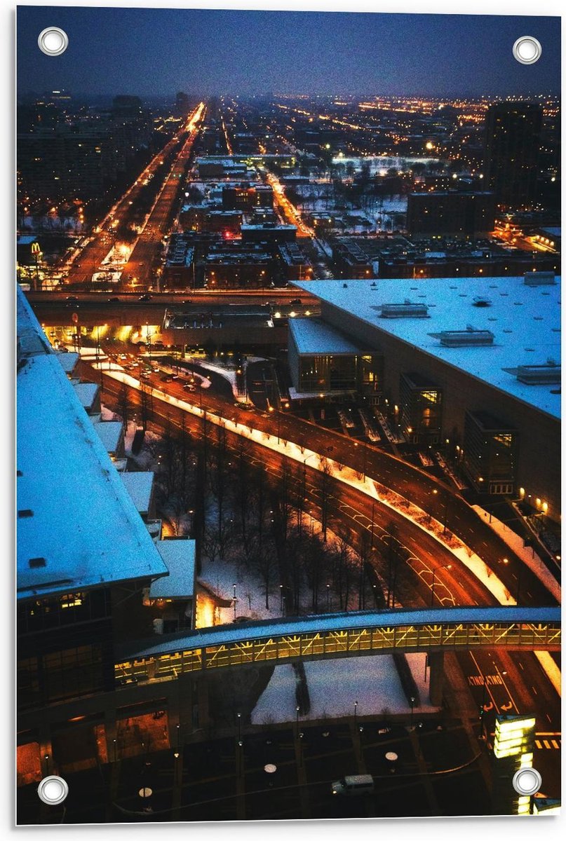 Tuinposter – Lichtgevende Brug door stad tegen de Avond - 40x60cm Foto op Tuinposter (wanddecoratie voor buiten en binnen)