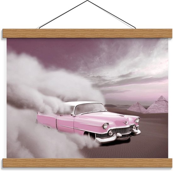 Schoolplaat – Roze Auto door Roze Woestijn - 40x30cm Foto op Textielposter (Wanddecoratie op Schoolplaat)