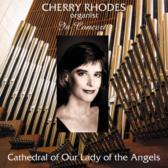 Cherry Rhodes organist in Concert, portretfoto van Cherry Rhodes met orgelpijpen op de achtergrond