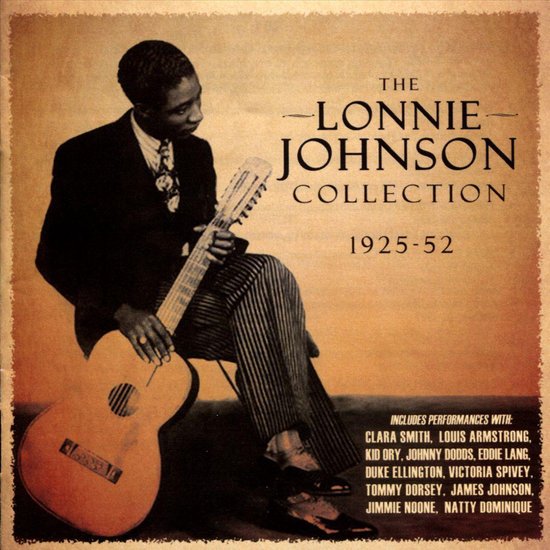 Lonnie Johnson Collection 1925-52 albumhoes met een man in pak die op een akoestische gitaar speelt.