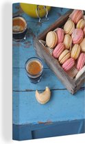 Canvas Schilderij Macarons in doos op tafel - 80x120 cm - Wanddecoratie