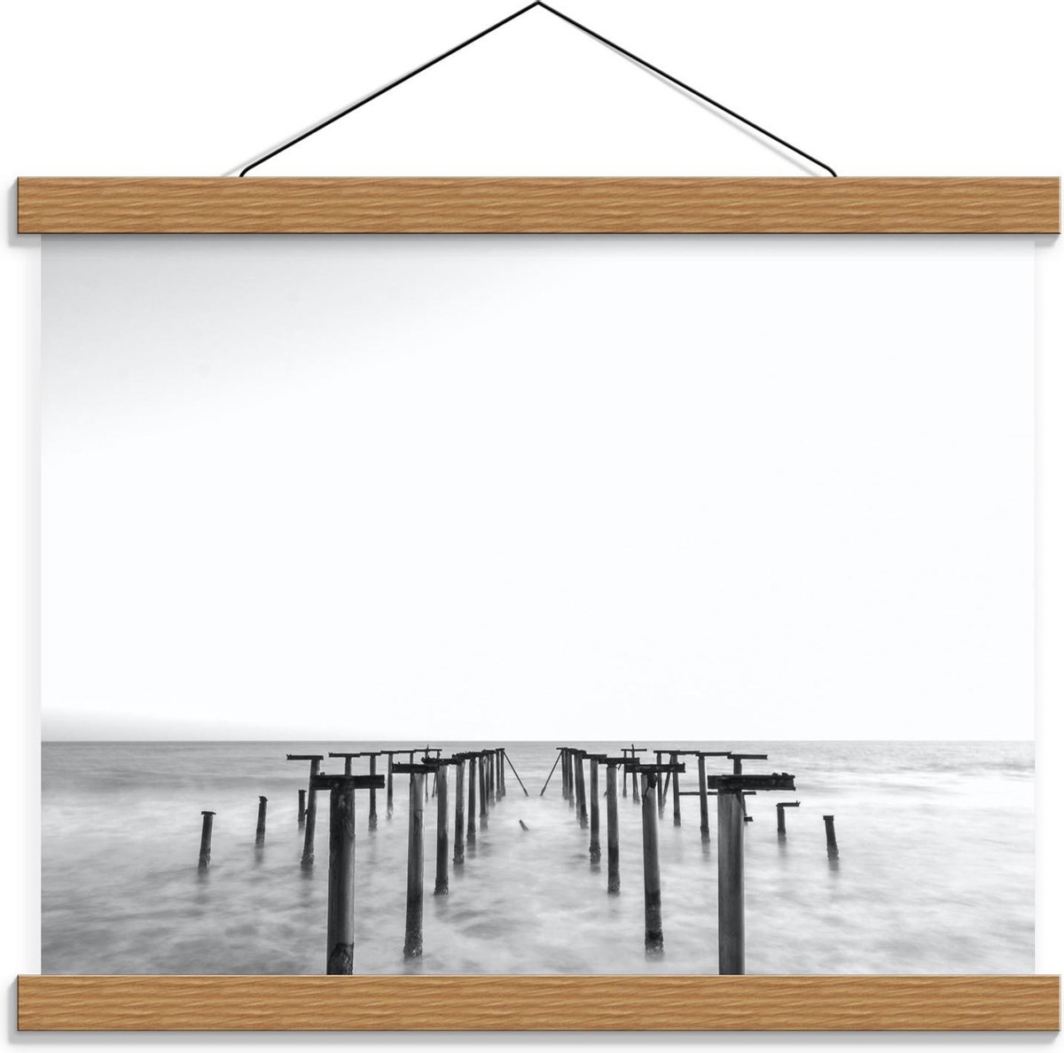 Schoolplaat – Palen in het Water Zwart - Wit - 40x30cm Foto op Textielposter (Wanddecorati
