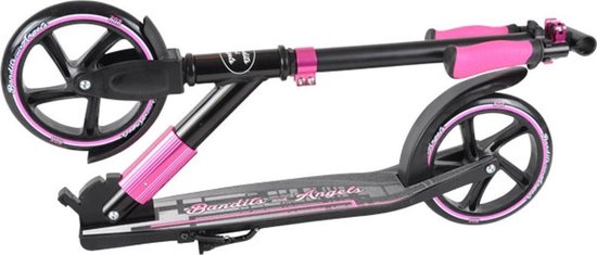 Zwarte step ingeklapt, met roze wielen, stuur en frame-details. Banden met roze accenten.