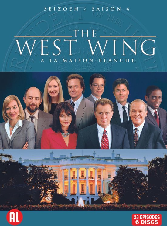 The West Wing Seizoen 4, de cast staat voor een blauw presidentieel zegel. De achtergrond is het Witte Huis.