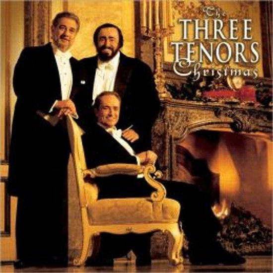 Drie tenoren in smoking, zittend en staand, voor een open haard. "The Three Tenors Christmas" staat bovenaan.