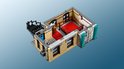 LEGO slaapkamer met rood bed, bureau, balkon en een teal accent muur.