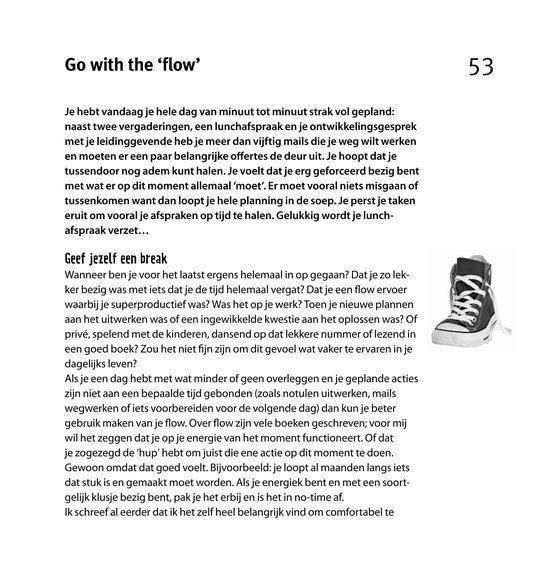 Zwart-witte Converse-sneaker met witte veters, naast een pagina met tekst.
