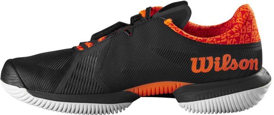 Chaussure de tennis noire avec doublure orange et inscription "Wilson" orange sur le côté.