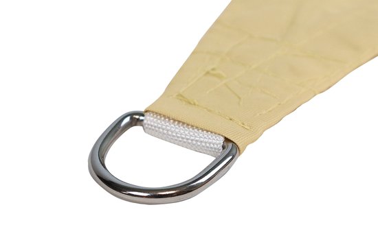 Beige schaduwdoek met een zilveren D-ring voor bevestiging.