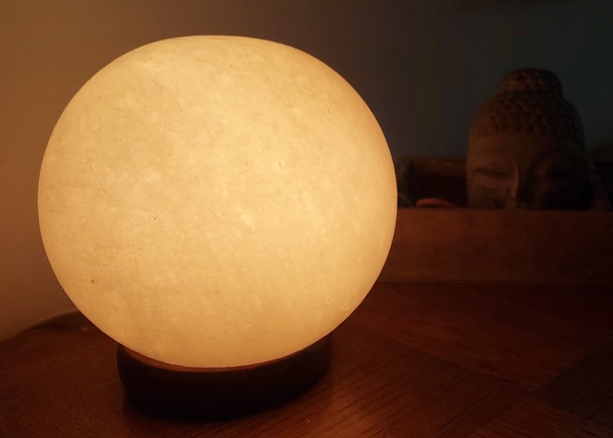 Himalaya zoutlamp "planeet" wit XL -Selnature- circa 4 kilo inclusief kabel en gloeilampje