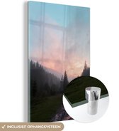 MuchoWow® Glasschilderij 60x90 cm - Schilderij acrylglas - Wazige ochtend in de bergen - Foto op glas - Schilderijen
