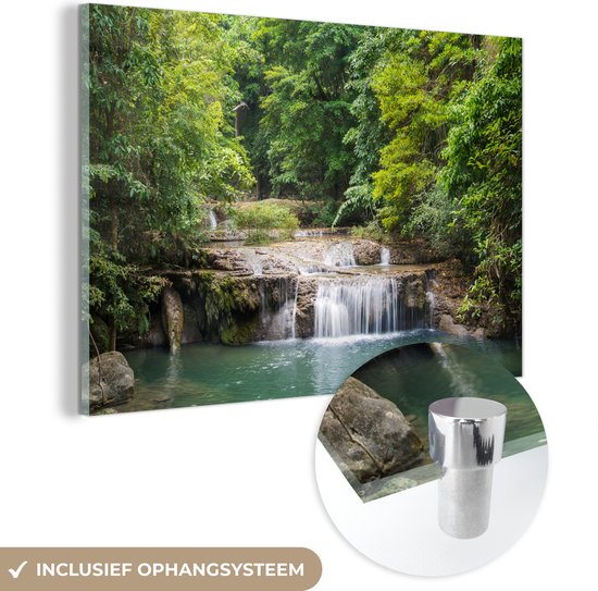 MuchoWow® Glasschilderij 60x40 cm - Schilderij acrylglas - Groene bomen langs de rivier boven een waterval in het Nationaal park Erawan - Foto op glas - Schilderijen