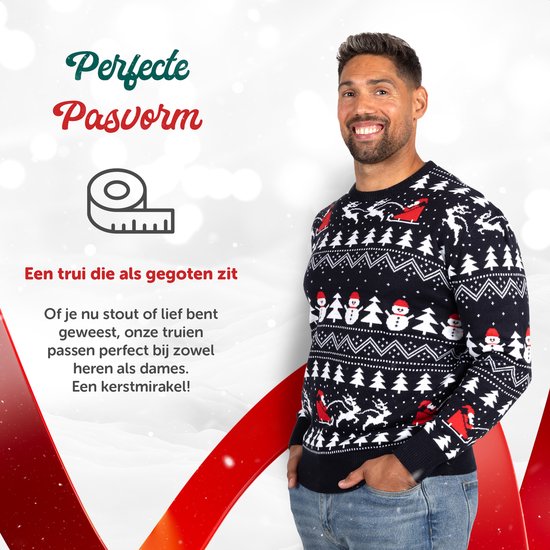 Man draagt marineblauwe kersttrui met sneeuwpoppen, kerstbomen en kerstman-print.