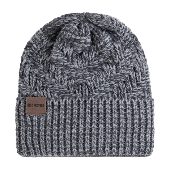 Grofgebreide beanie muts in antraciet en lichtgrijs gemeleerd, met een bruin leren label van Knit Factory.